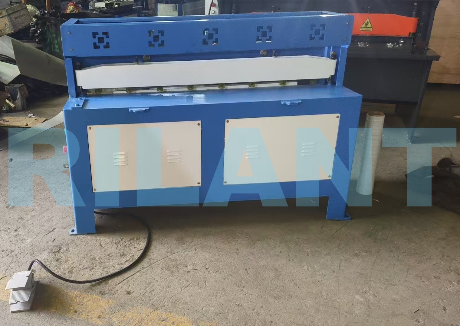 METAL PLATE SHEARING MACHINE-1
