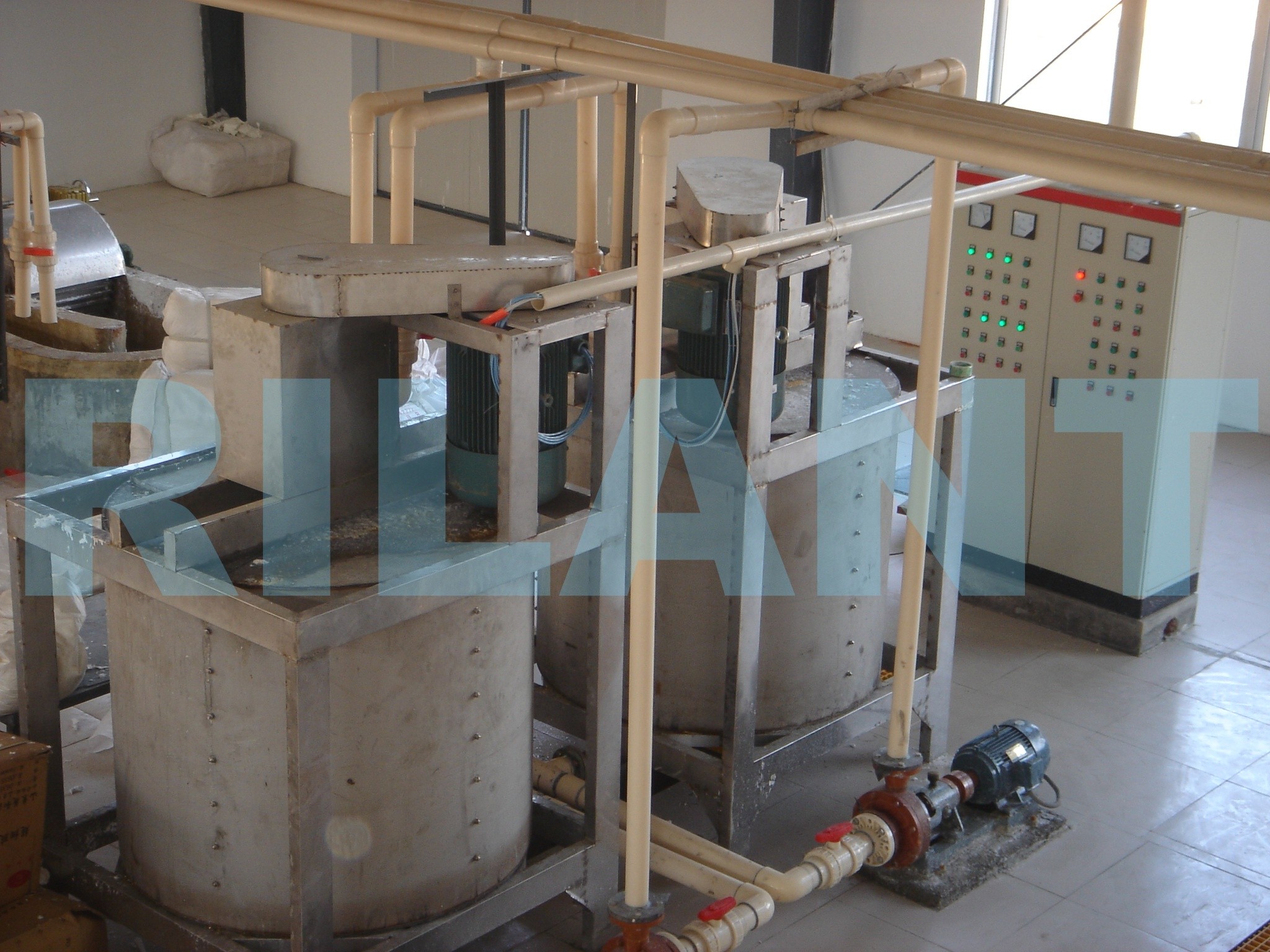 UPPER DRIVING VERTICAL PULPING MACHINE